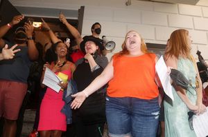 Lin-Manuel Miranda and cast members @ BroadwayWorld Lin-Manuel Miranda and cast members Photo