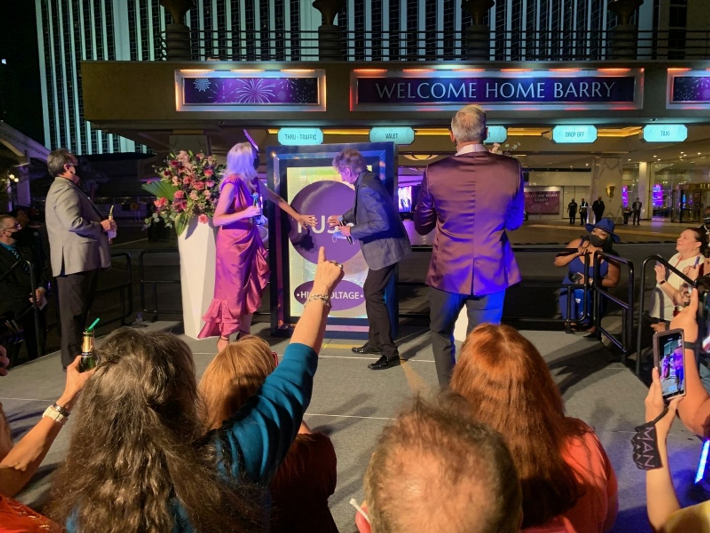 Feature: Barry Manilow Returns to Vegas in a BIG Way  Image