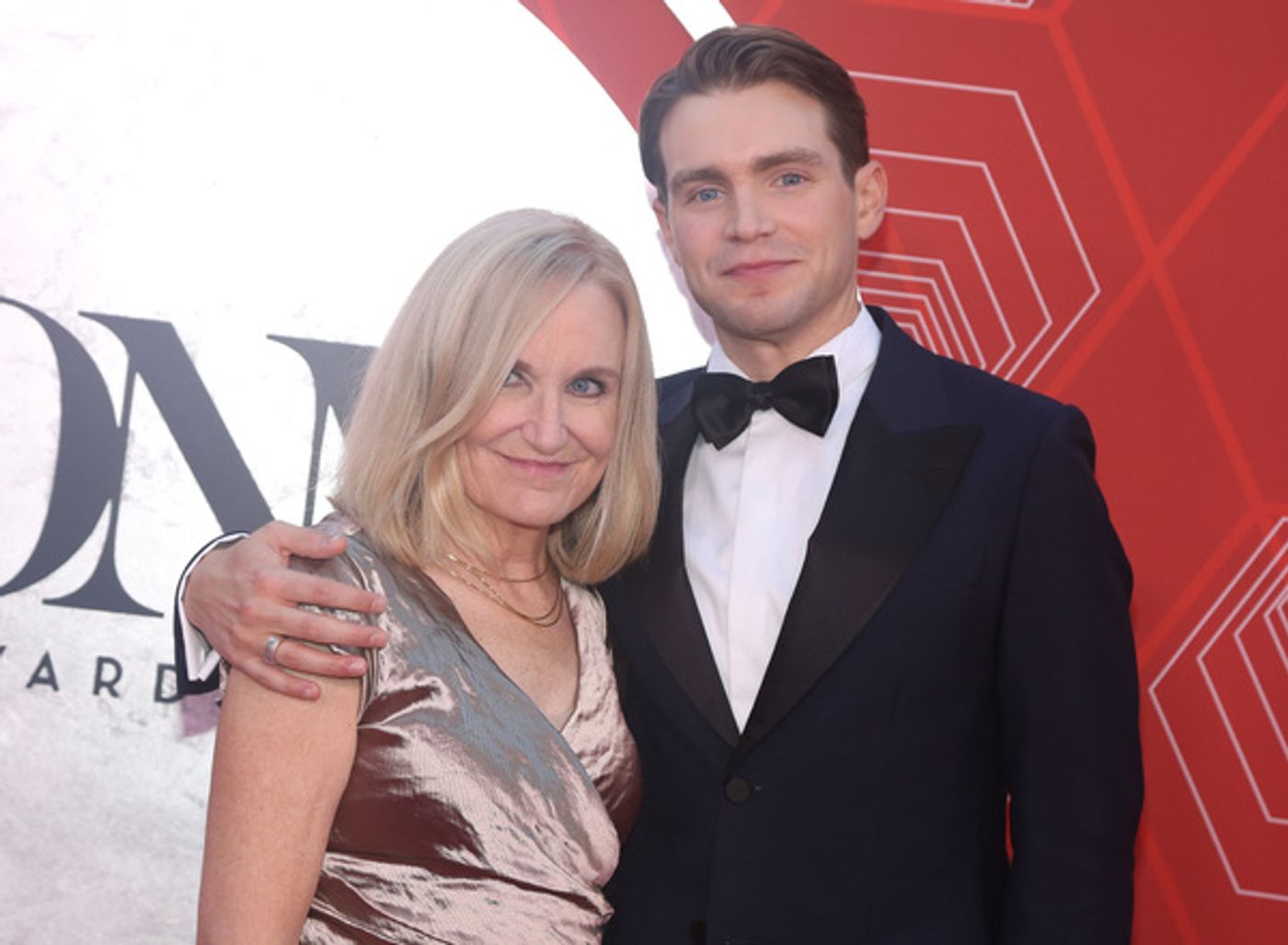 Photos: Stars Come Out to Celebrate on the Tony Awards Red Carpet!  Image