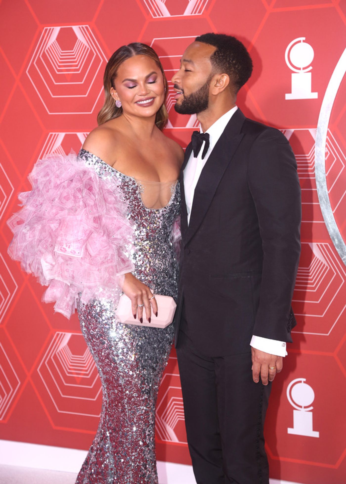 Photos: Stars Come Out to Celebrate on the Tony Awards Red Carpet!  Image