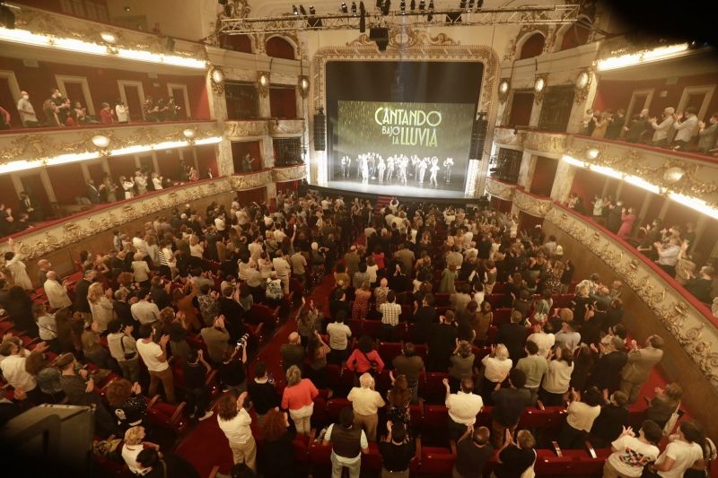 PHOTO FLASH: CANTANDO BAJO LA LLUVIA deslumbra en su estreno  Image