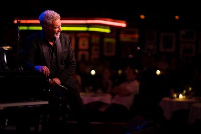 Clint Holmes Photo