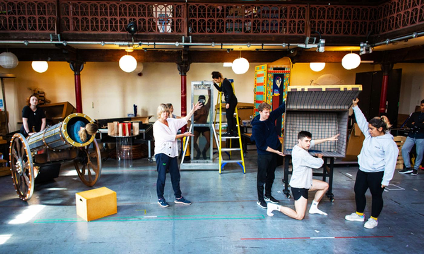 Photos: In Rehearsal For MAGIC GOES WRONG at the Apollo Theatre  Image