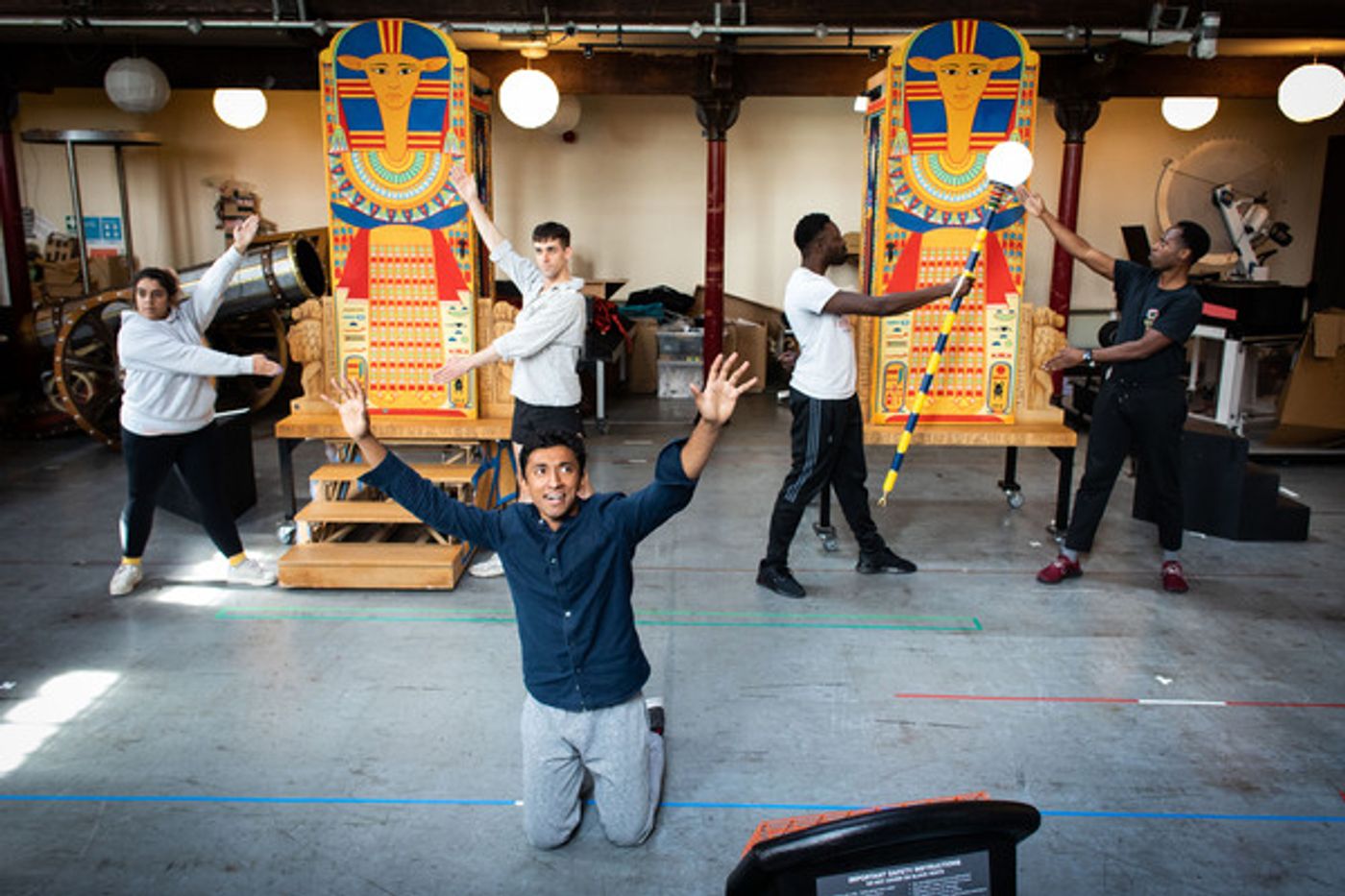 Photos: In Rehearsal For MAGIC GOES WRONG at the Apollo Theatre  Image