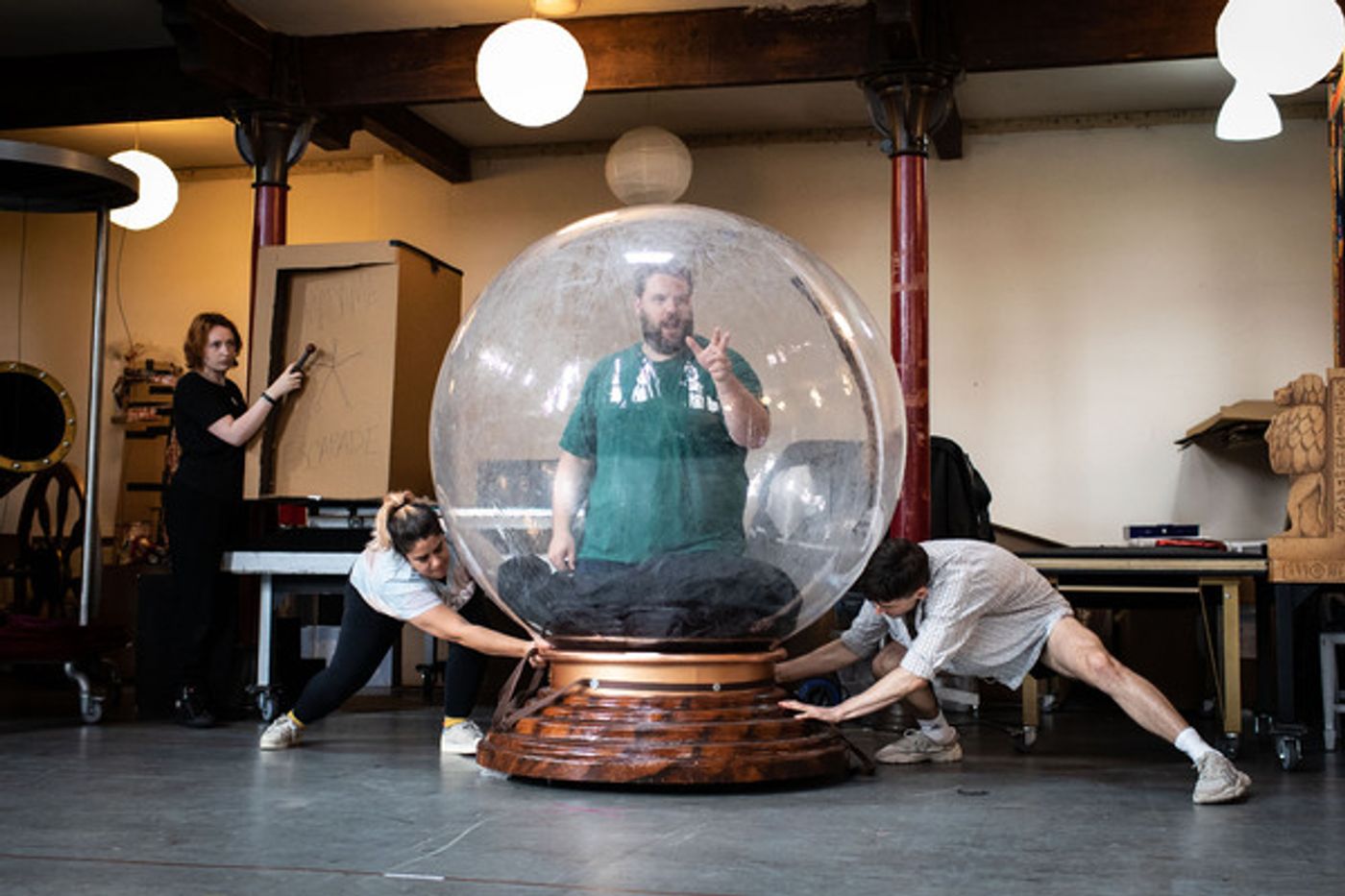 Photos: In Rehearsal For MAGIC GOES WRONG at the Apollo Theatre  Image