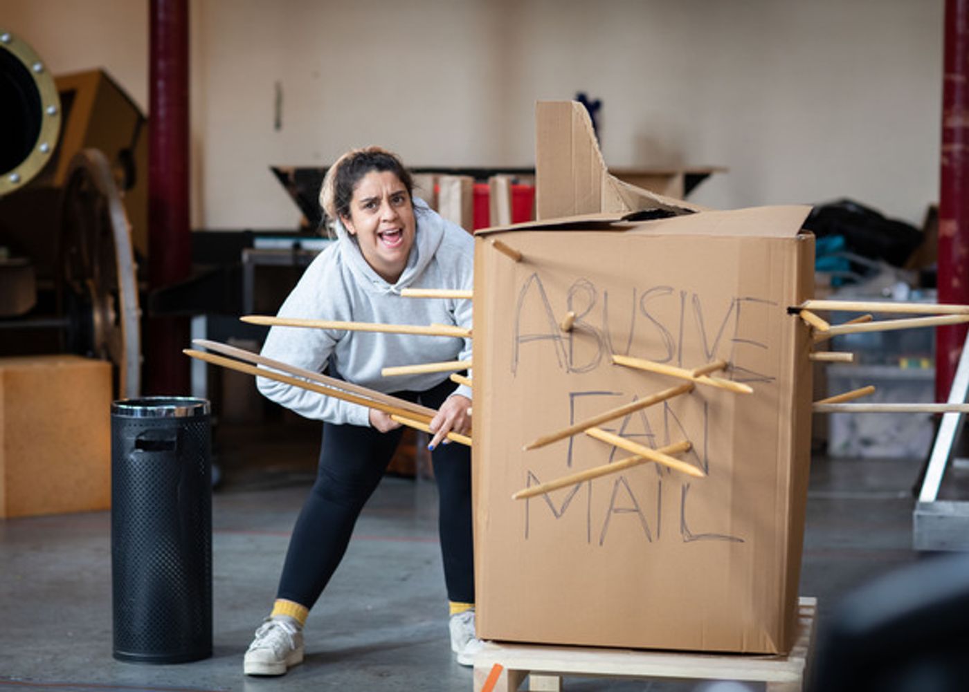 Photos: In Rehearsal For MAGIC GOES WRONG at the Apollo Theatre  Image