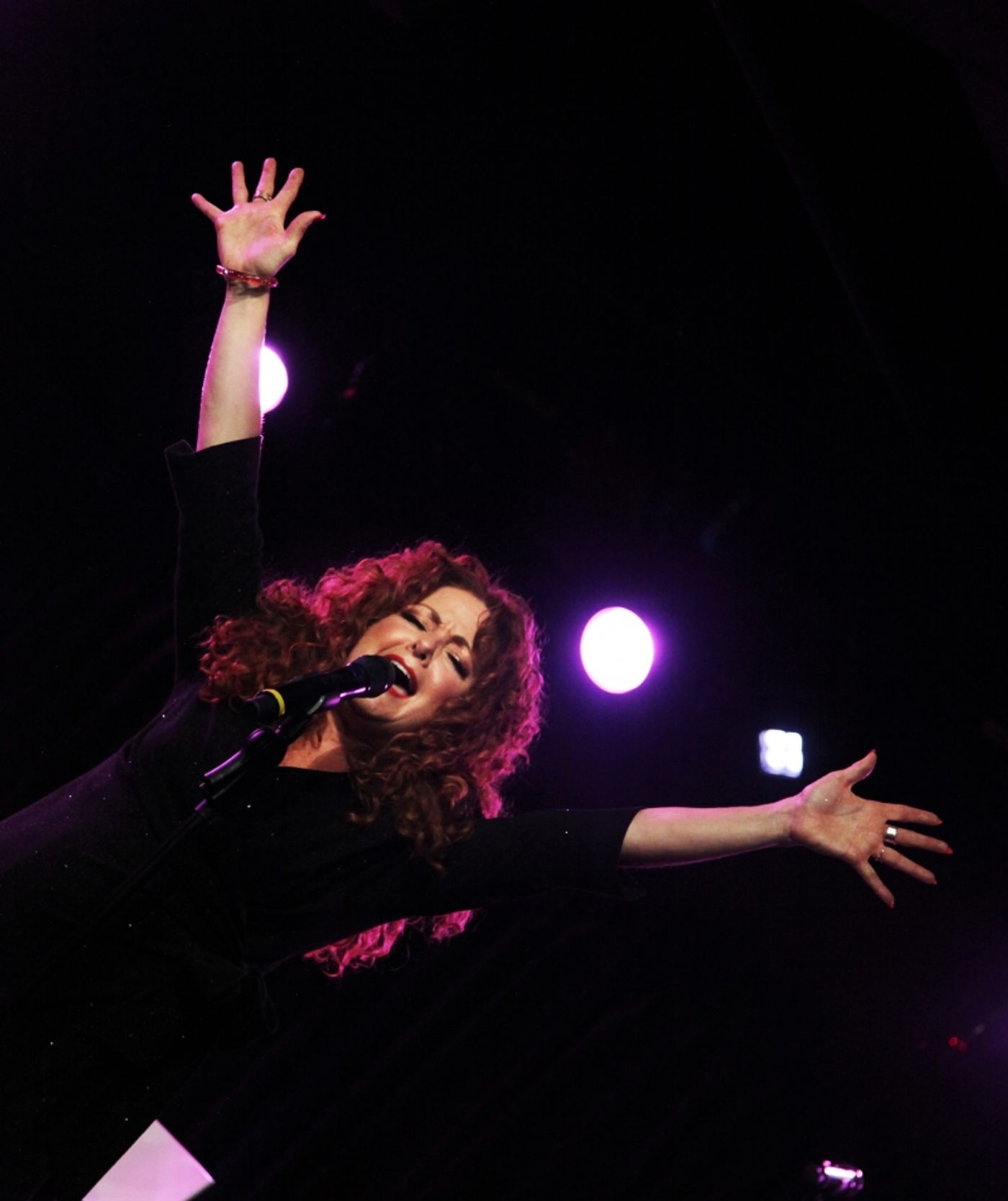 Review: Kelli Rabke Makes Music and Magic With TINY GIANTS at The Green Room 42  Image