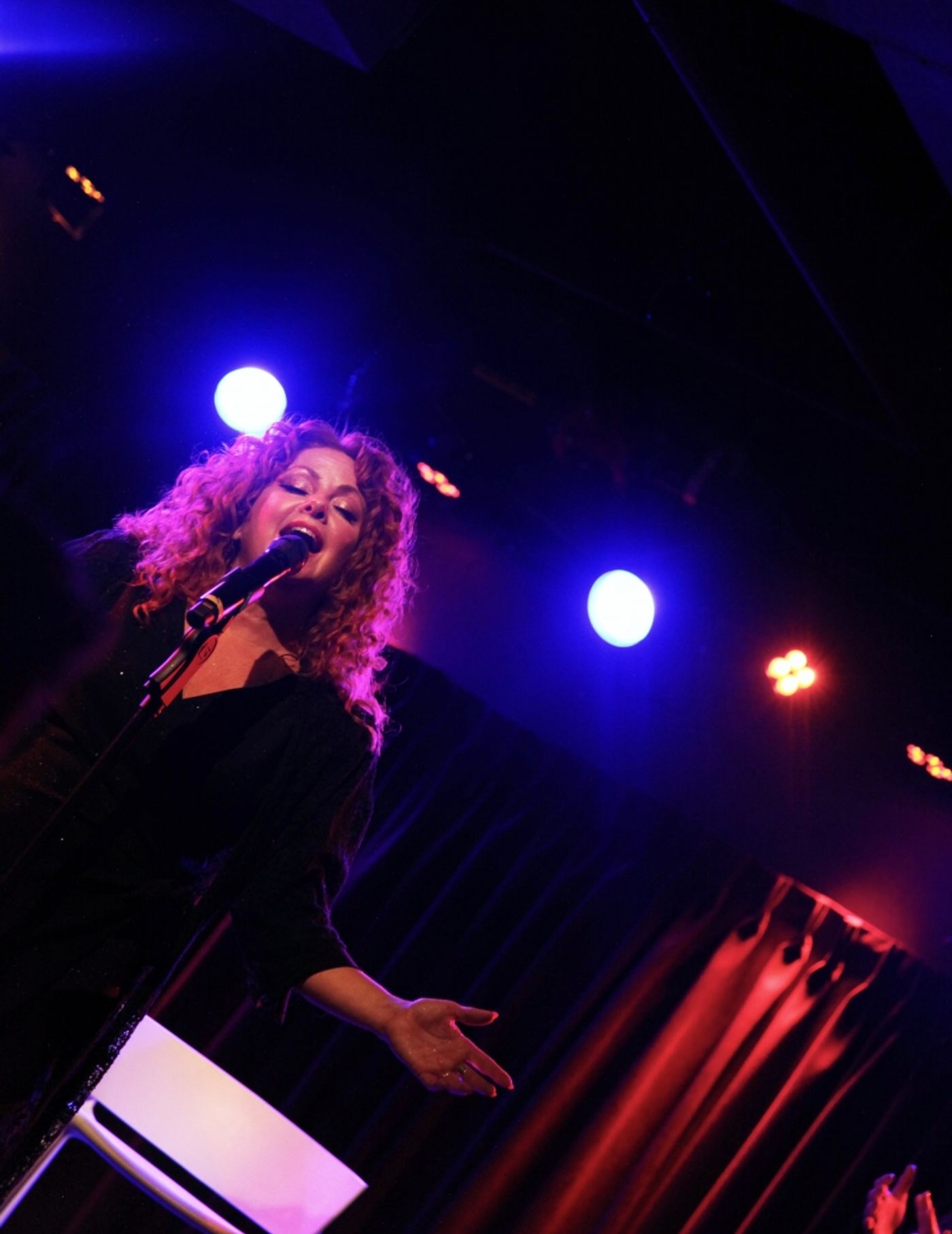 Review: Kelli Rabke Makes Music and Magic With TINY GIANTS at The Green Room 42  Image