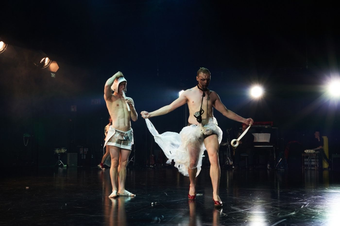 Arvio ja haastettelu: window clo­sed. sad, big cri­sis, i want to dance. plea­se let me in  Image