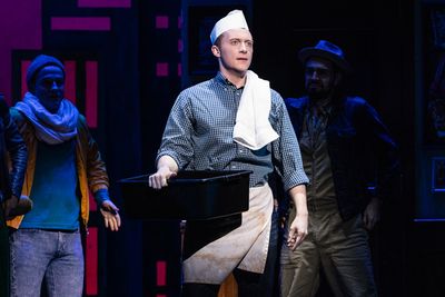 Drew Becker as Michael Dorsey in the National Tour of TOOTSIE Photo