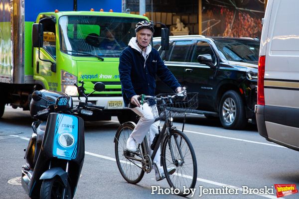 Photos: Senator Chuck Schumer Joins David Byrne for a Bike Ride to AMERICAN UTOPIA — photo 3 of 16