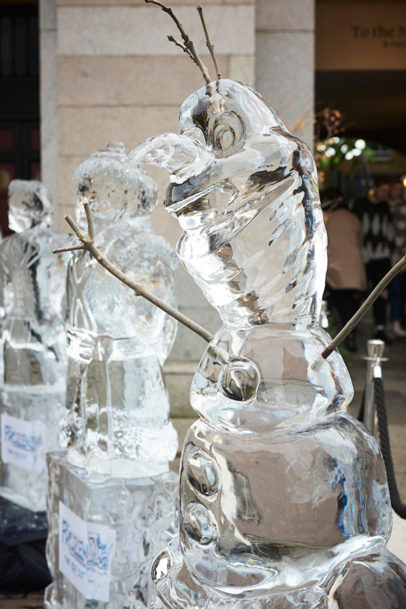 Photos: FROZEN and its Stars Take Over Covent Garden  Image