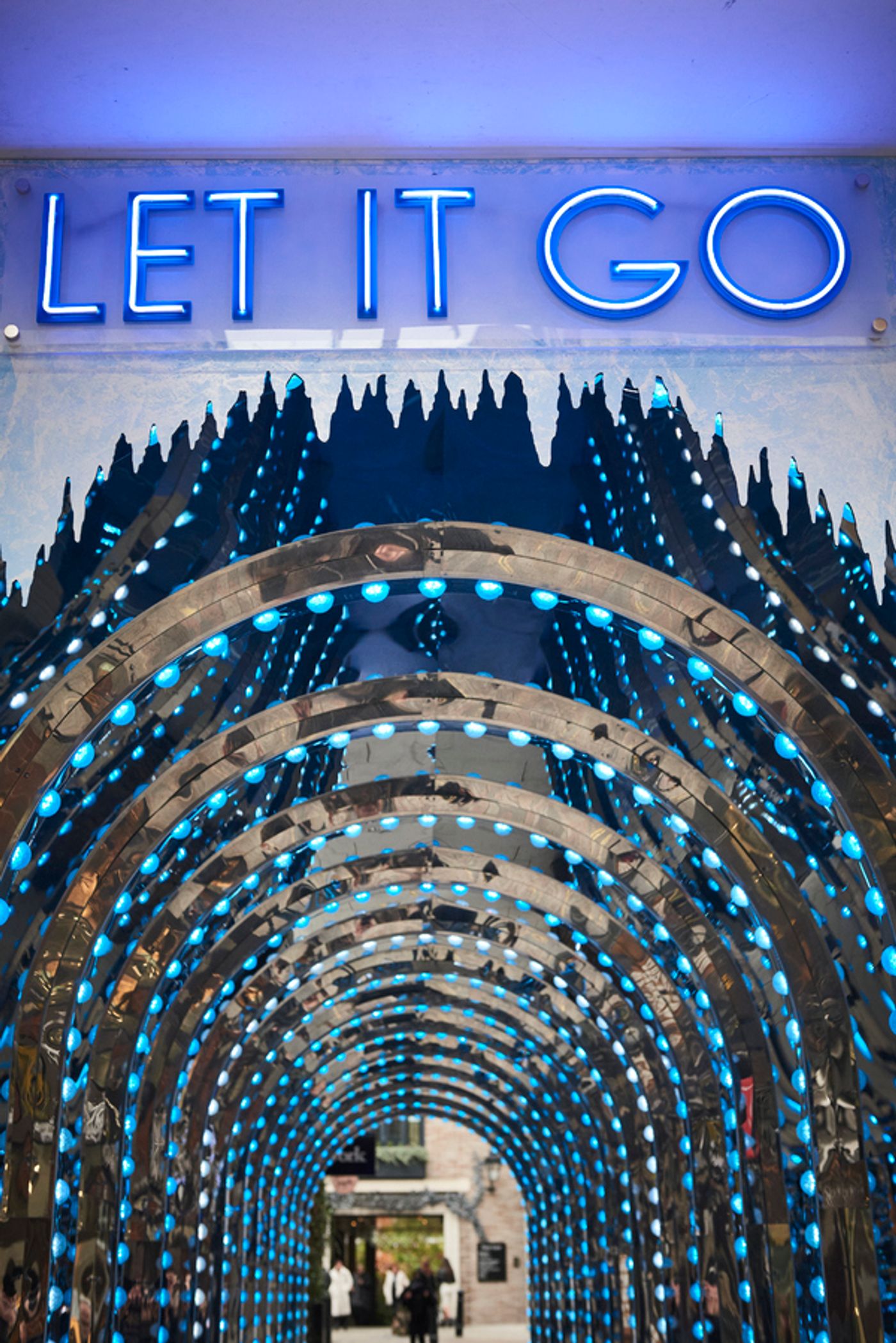 Photos: FROZEN and its Stars Take Over Covent Garden  Image