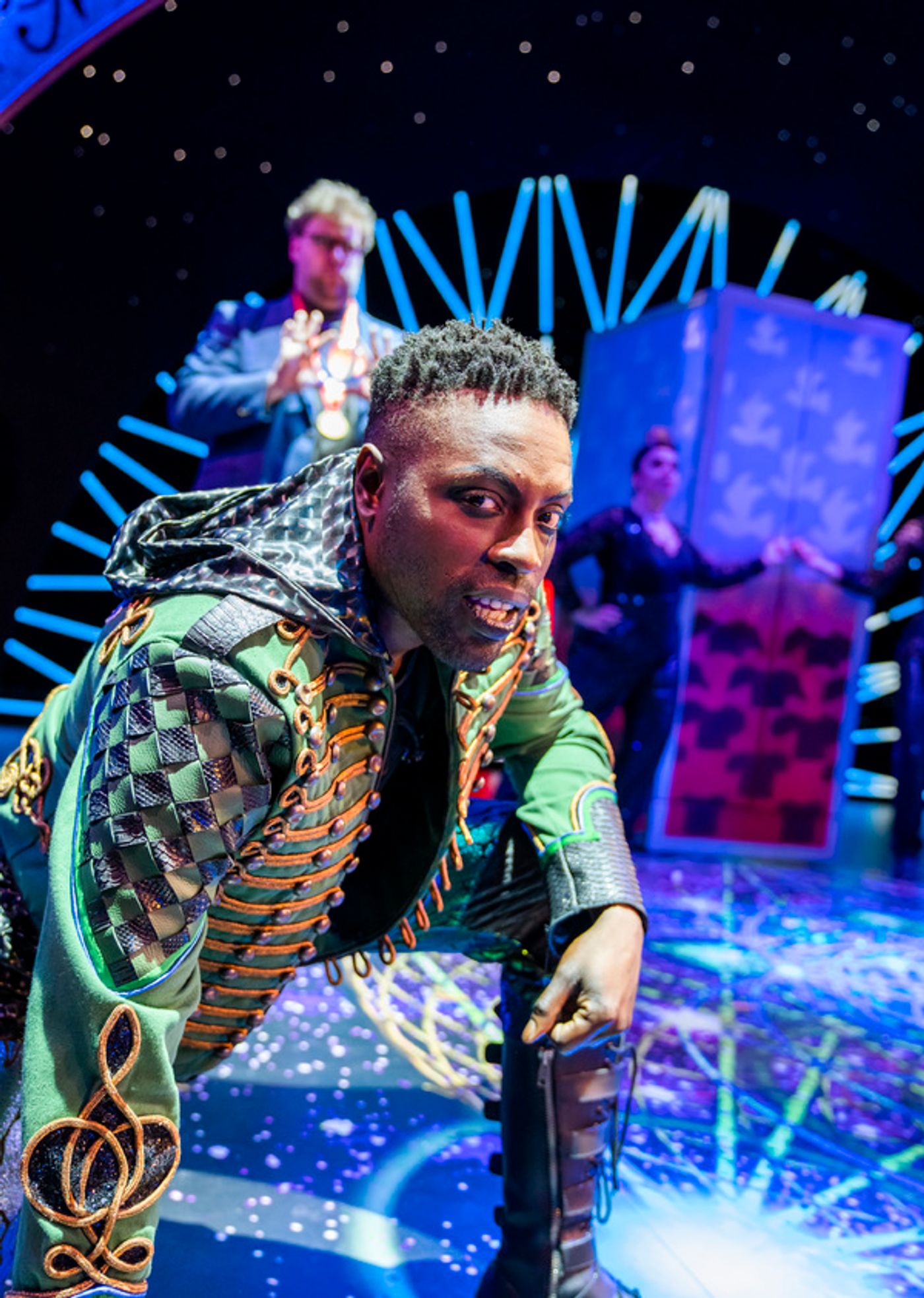 Photos: Check Out All New Photos of MAGIC GOES WRONG in Action  Image