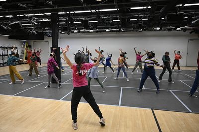 ANNIE LIVE! -- "Dance Rehearsal" -- Pictured: (l-r) Andrea McArdle visits with "young Photo
