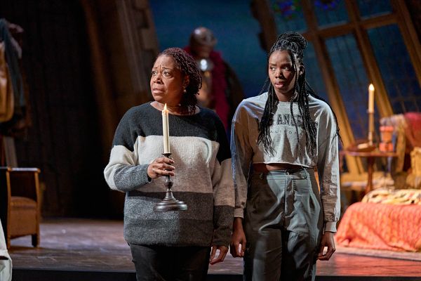 Photos: See Shaun Evans, Nancy Carroll & More in MANOR at the National Theatre — photo 7 of 13