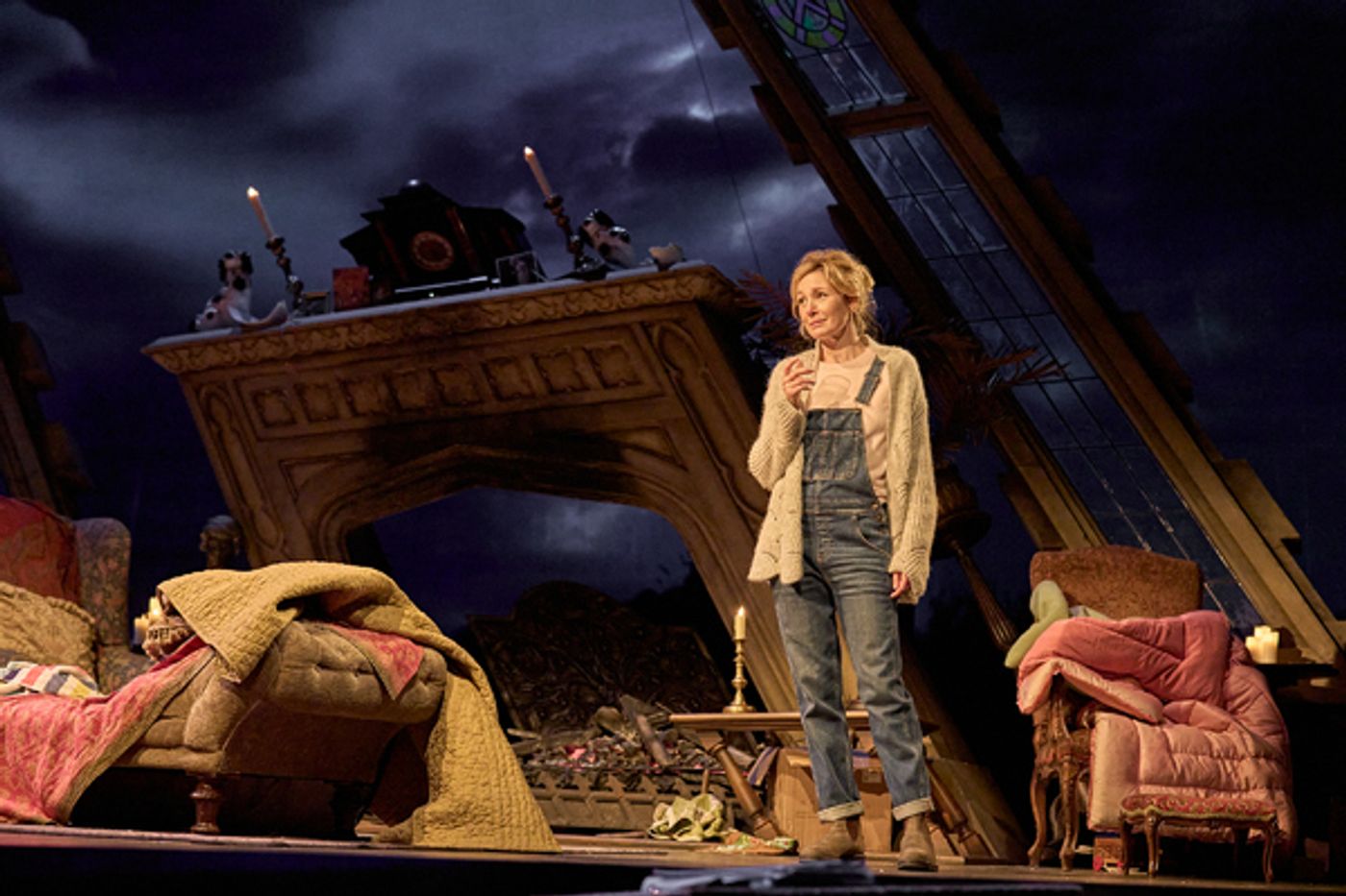 Photos: See Shaun Evans, Nancy Carroll & More in MANOR at the National Theatre  Image