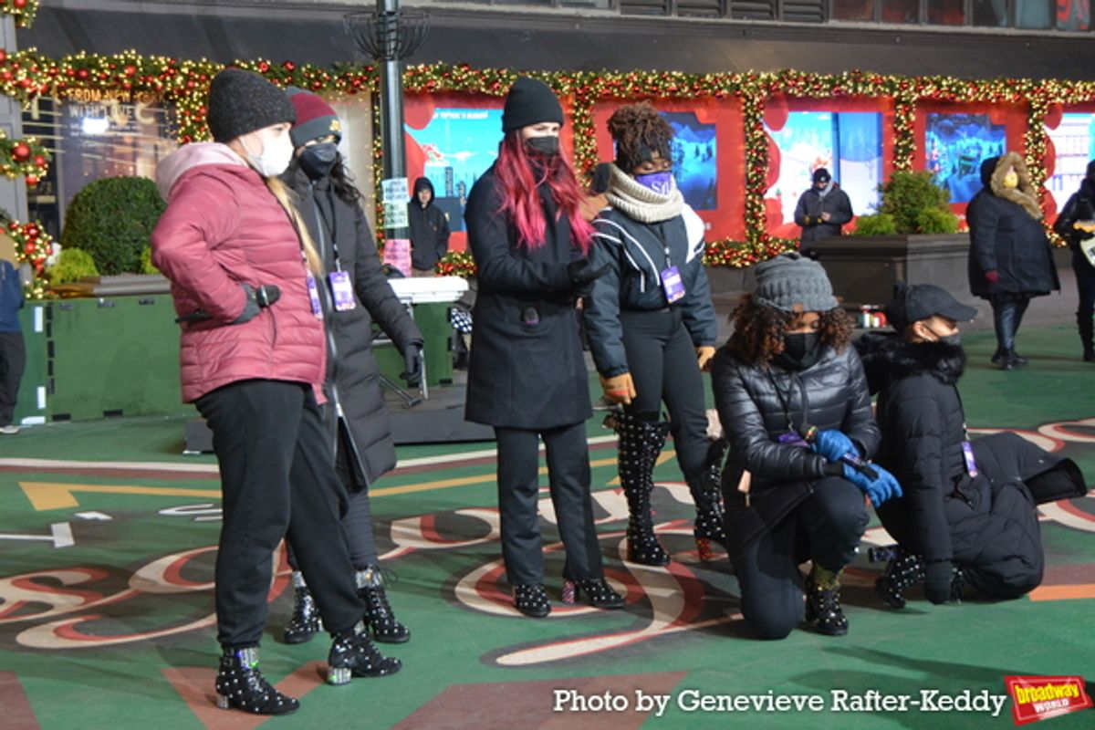 Abby Mueller, Courtney Mack, Samantha Pauly, Brittany Mack, Adrianna Hicks and Anna Uzele at 