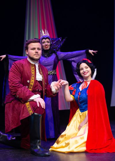 The Cast of SNOW WHITE Photo