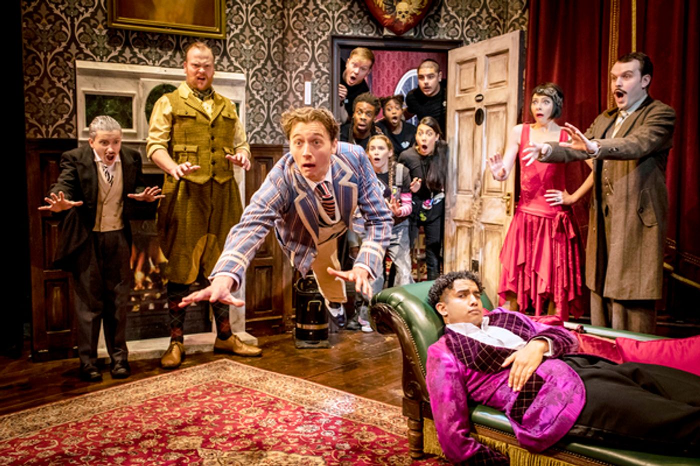 Photos: Check Out New Production Images of THE PLAY THAT GOES WRONG  Image