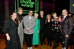 Chase Stokes, Dan Levy, Glenn Close, Zelda Williams, and Zak Williams  Photo
