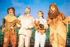 Scarecrow (David Breyman), Tin Man (Noah Bruckshen), Dorothy (Jolee Zamira) & The Cowardly Lion (Chris Serface) @ BroadwayWorld Scarecrow (David Breyman), Tin Man (Noah Bruckshen), Dorothy (Jolee Zamira) & The Cow Photo