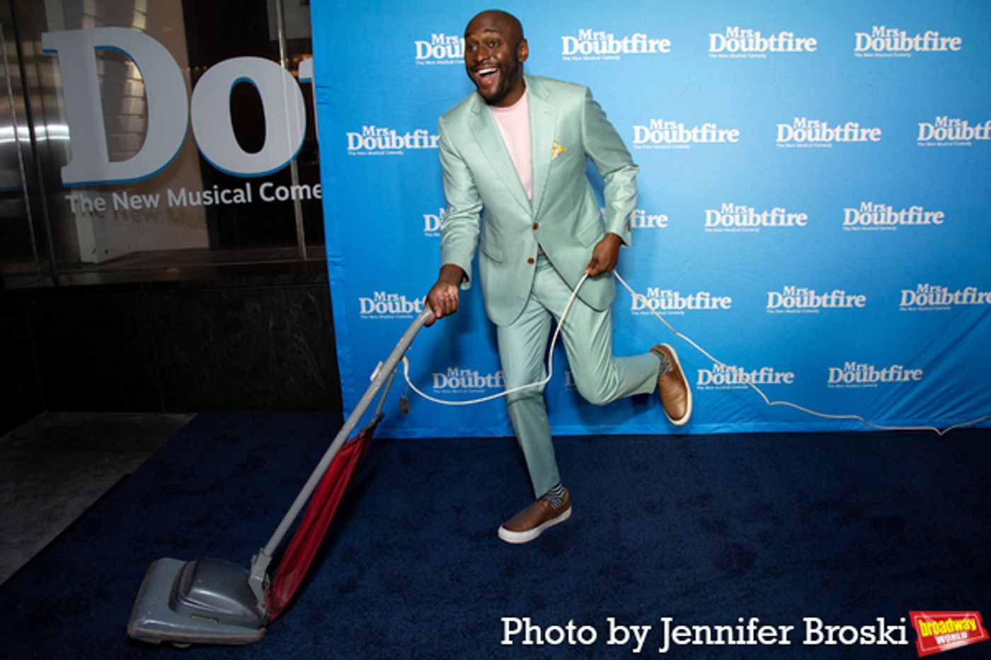 Photos: On the Opening Night Red Carpet for MRS. DOUBTFIRE  Image