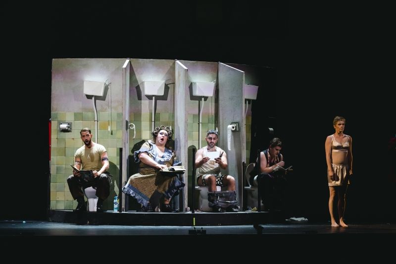 SEDM SMRTELNÝCH HŘÍCHŮ a OČEKÁVÁNÍ ve Státní opeře  Image