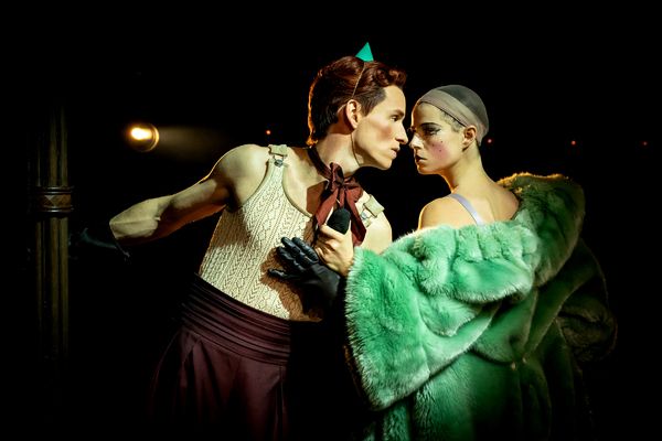 Photos: First Look at Eddie Redmayne, Jessie Buckley & More in CABARET!  Image