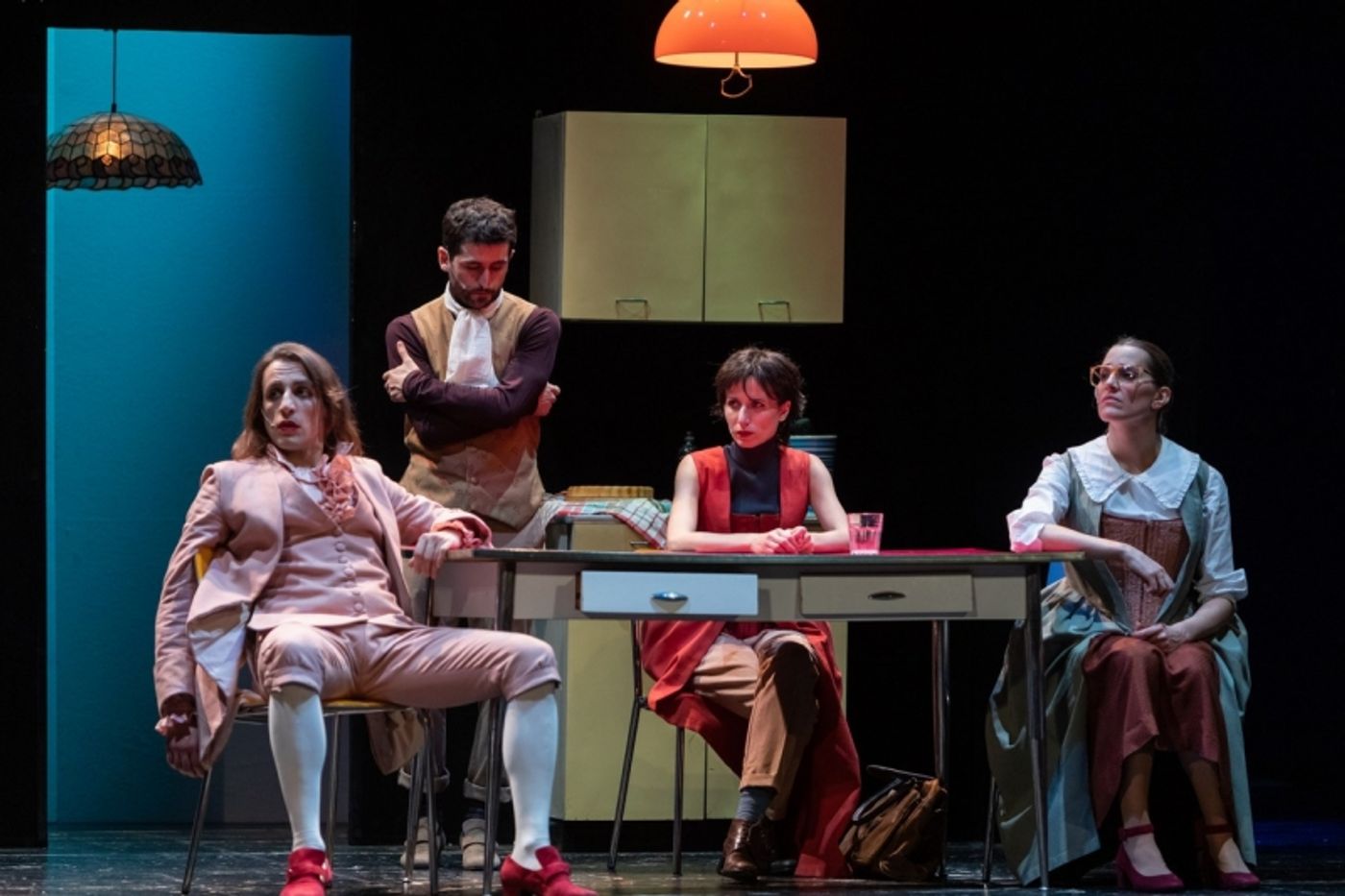 il cast de gl'innamorati al teatro leonardo di milano