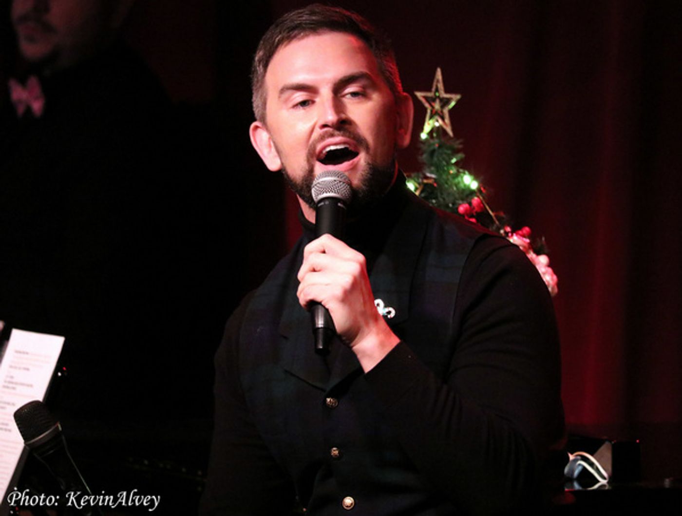 Photos: Daniel Reichard Brings A Merry LET'S CHRISTMAS To Birdland!  Image