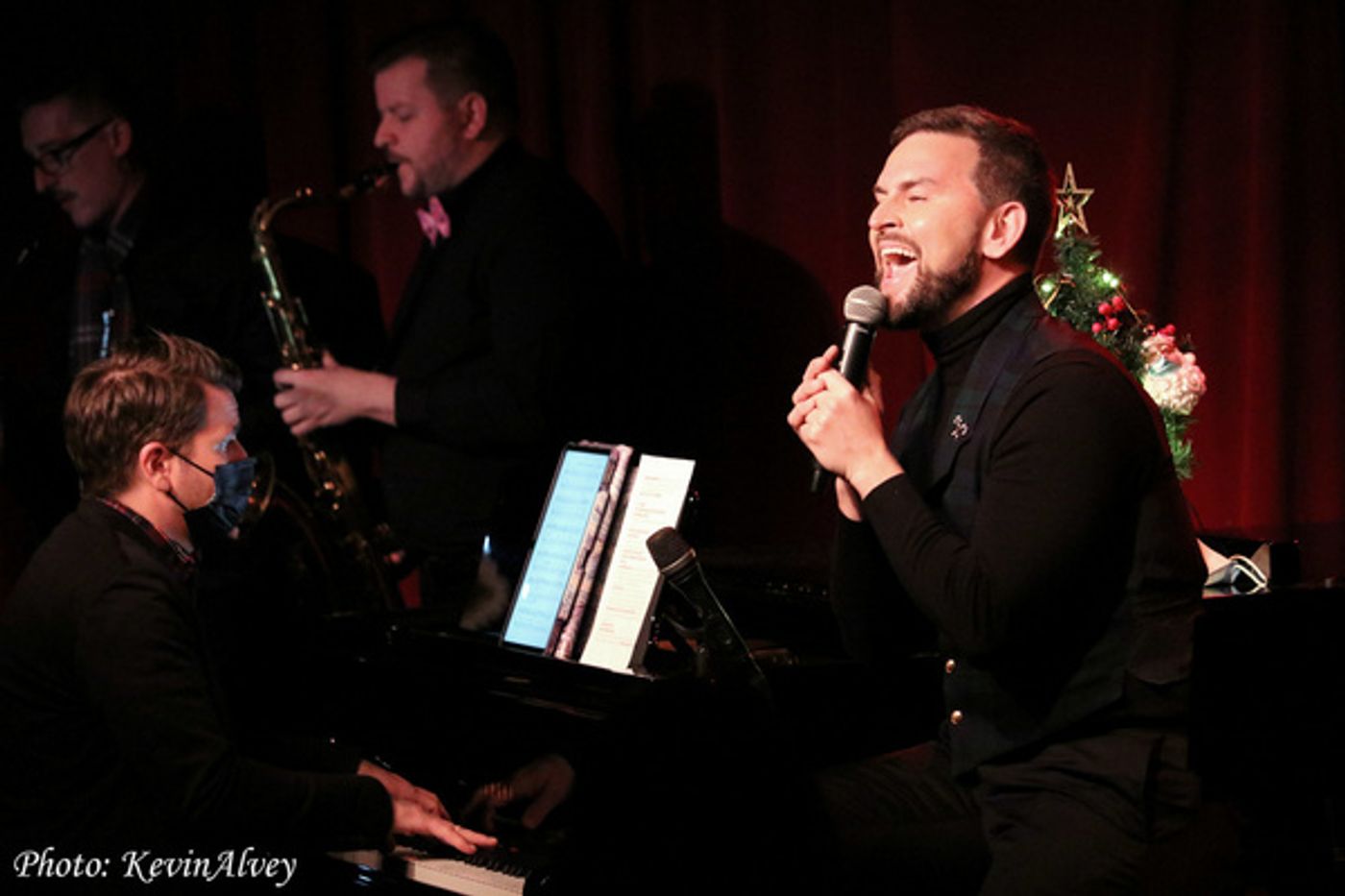 Photos: Daniel Reichard Brings A Merry LET'S CHRISTMAS To Birdland!  Image