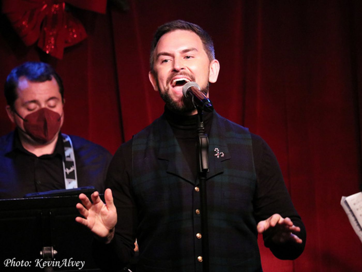 Photos: Daniel Reichard Brings A Merry LET'S CHRISTMAS To Birdland!  Image
