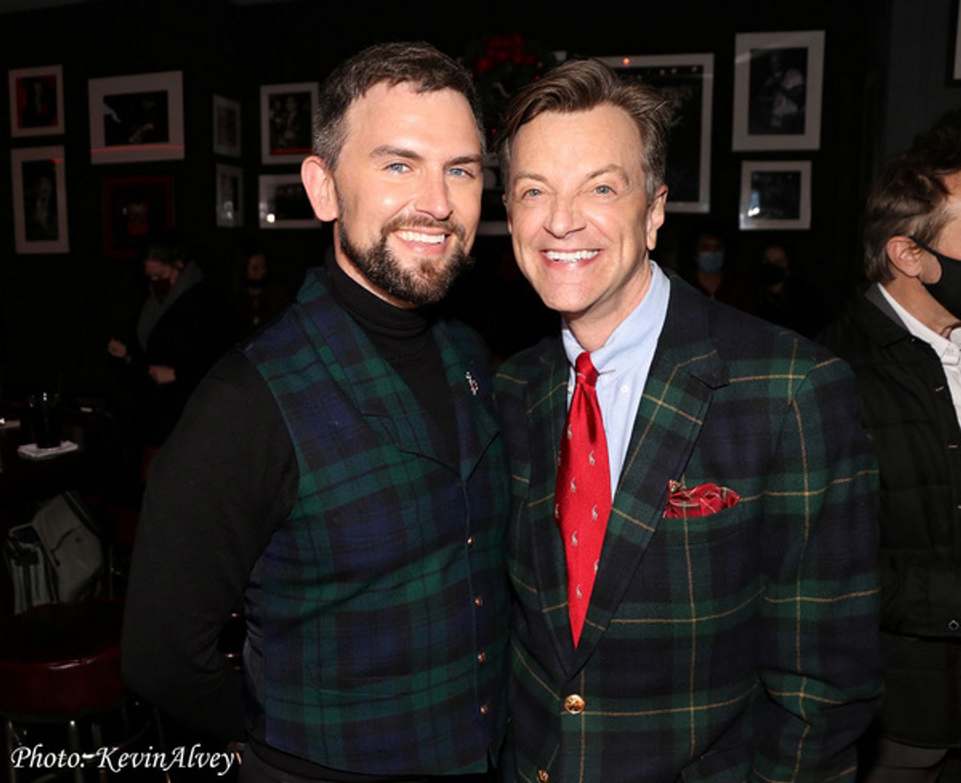 Photos: Daniel Reichard Brings A Merry LET'S CHRISTMAS To Birdland!  Image