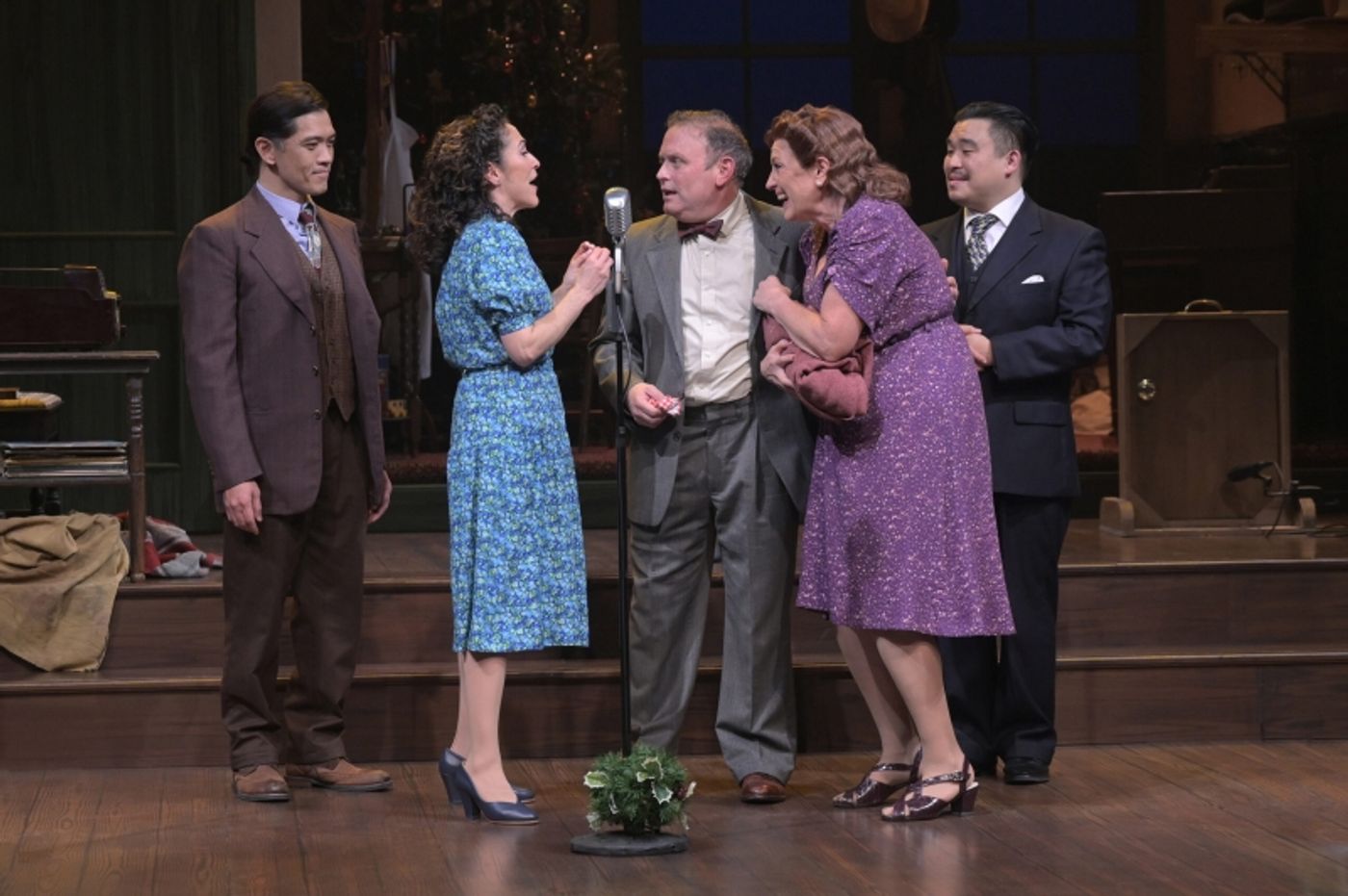 Review: IT'S A WONDERFUL LIFE: A LIVE RADIO PLAY at TheatreWorks Silicon Valley Offers a Gorgeous New Take on the Holiday Classic  Image