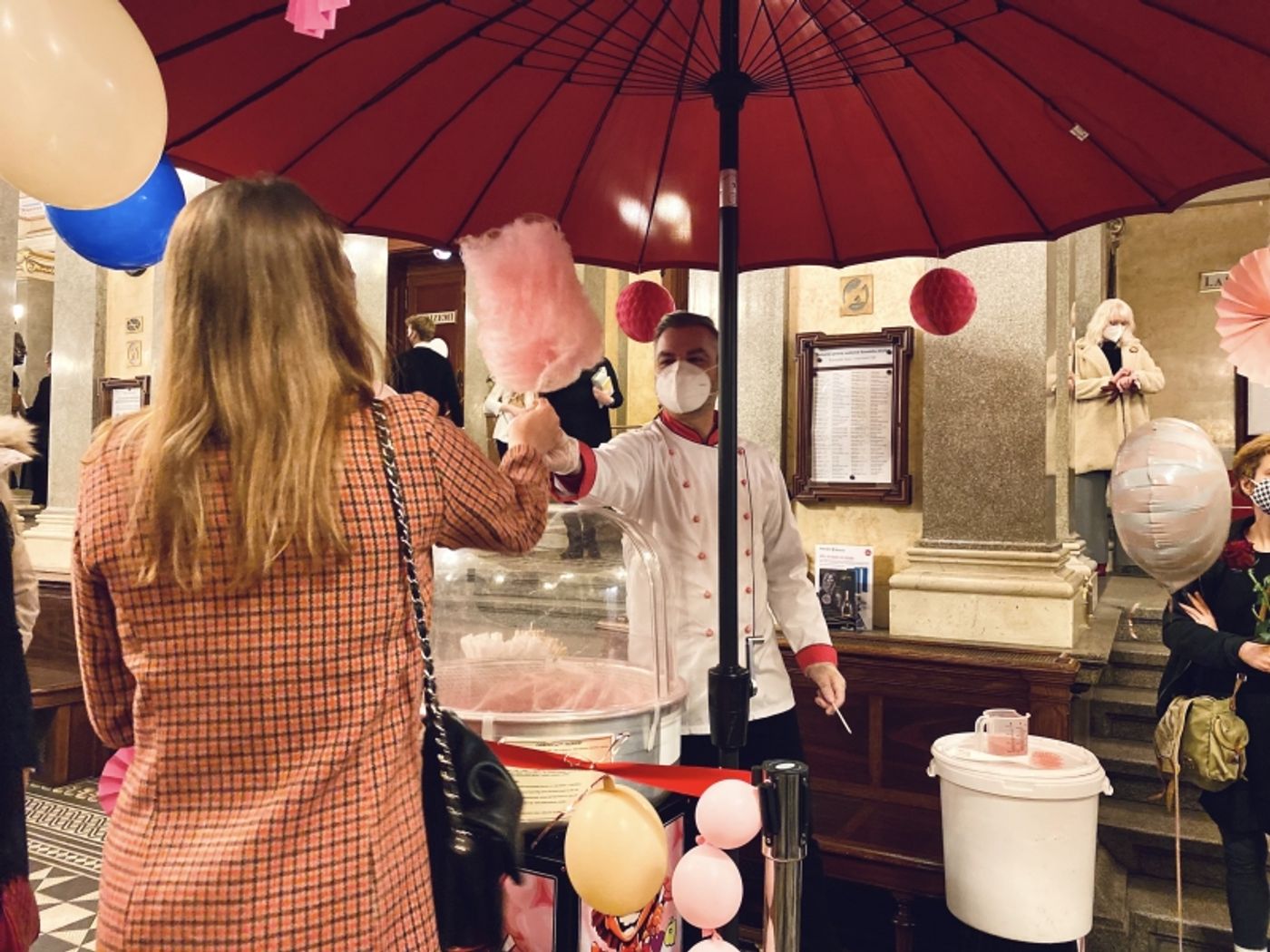 KRÁSKA A ZVÍŘE v Národním divadle  Image