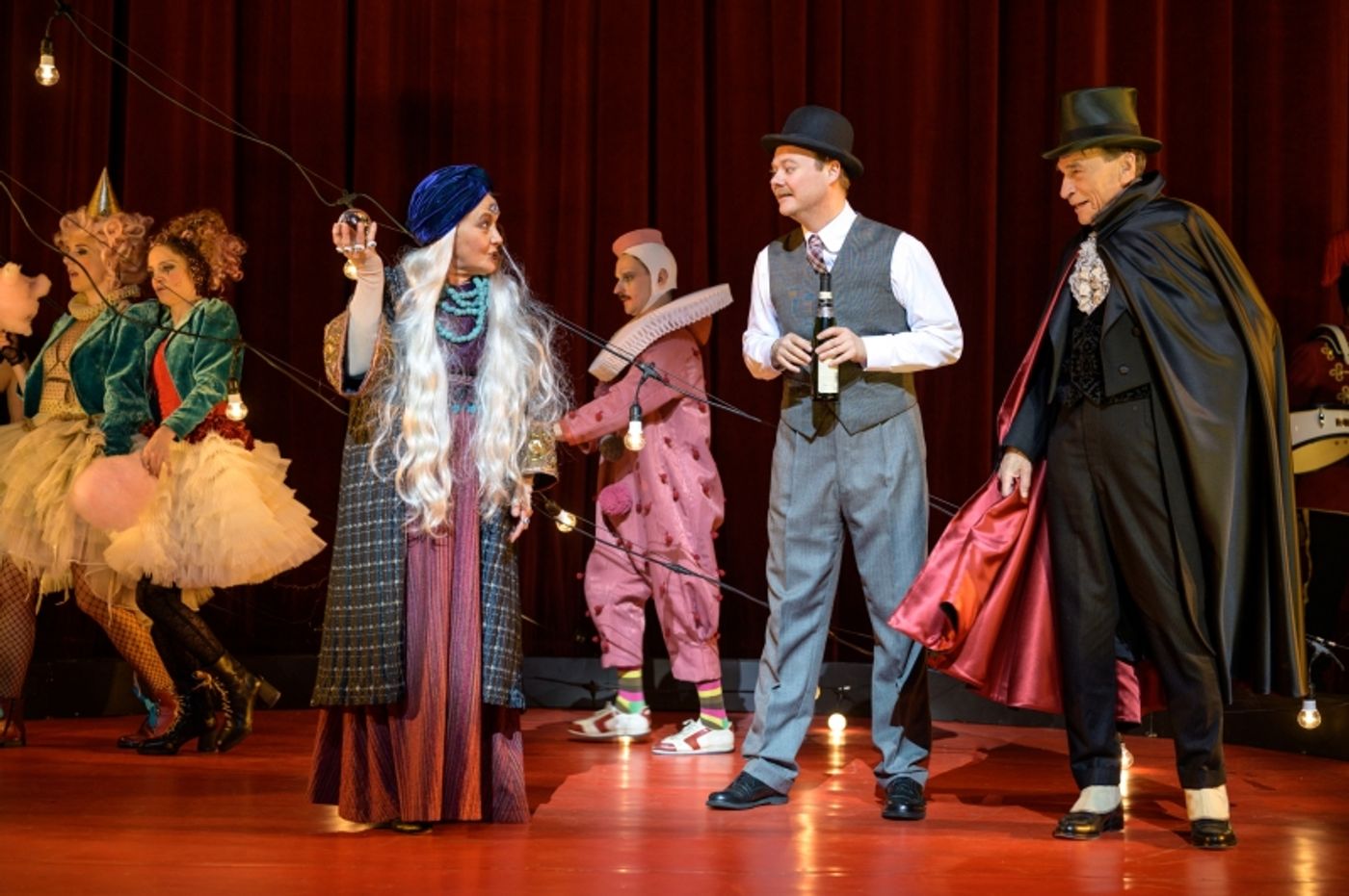 KRÁSKA A ZVÍŘE v Národním divadle  Image