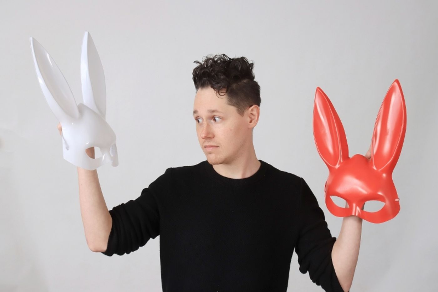 Review: WHITE RABBIT RED RABBIT Shows Intelligence and Cleverness at The Garden Theatre  Image