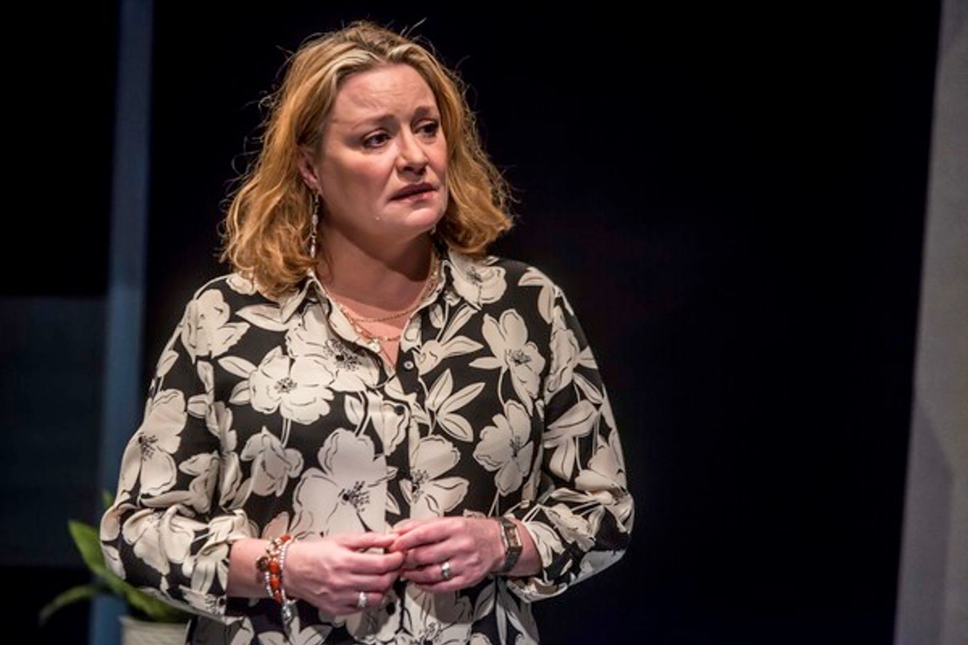 Photos: First Look at Adam Woodyatt and Laurie Brett in LOOKING GOOD DEAD at Glasgow Theatre Royal  Image