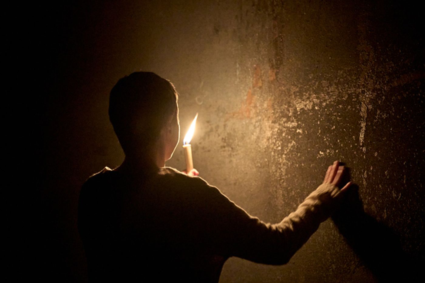 Photos: First Look at THE GLOW at Royal Court Jerwood Theatre Downstairs  Image