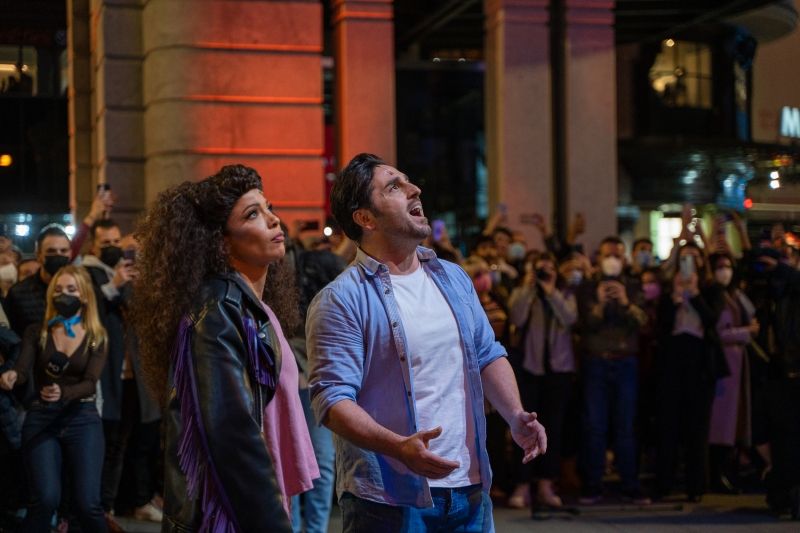 El elenco de GHOST se despide de Madrid representando un fragmento del musical en Gran Vía  Image