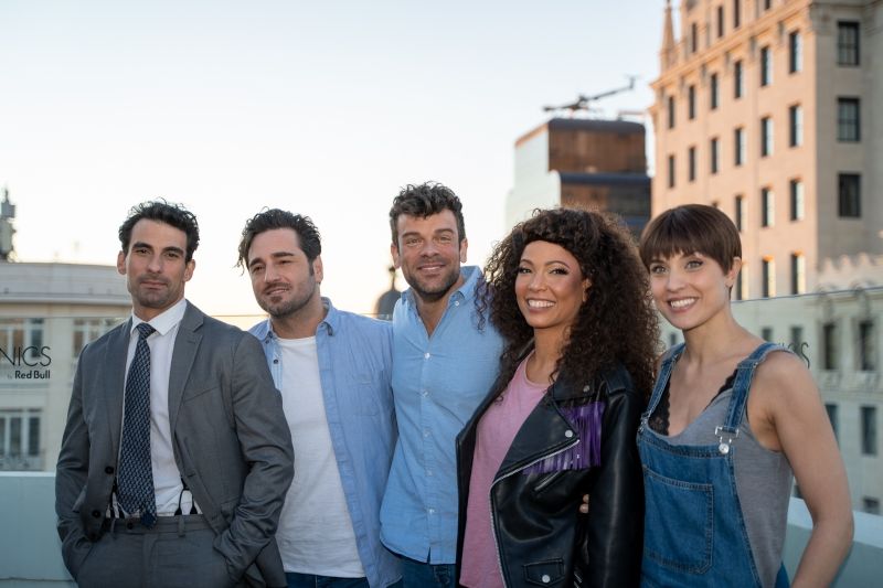 El elenco de GHOST se despide de Madrid representando un fragmento del musical en Gran Vía  Image