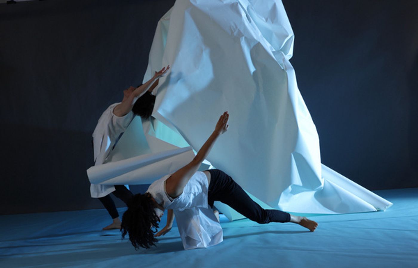 Photos: Laura Peterson's INTERGLACIAL Captures An Interval Of Uncertainty With Real-Time Dance Sculpture  Image