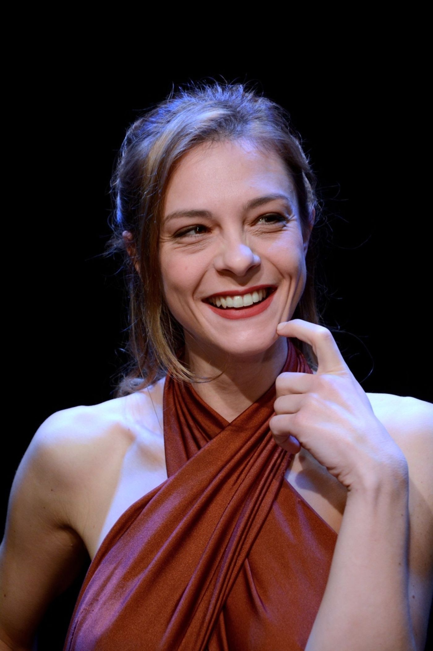 Review: A COSA SERVE ESSERE BELLI DENTRO SE POI NON CI ENTRA NESSUNO al TEATRO LO SPAZIO Review: A COSA SERVE ESSERE BELLI DENTRO SE POI NON CI ENTRA NESSUNO al TEATRO LO SPAZIO Image