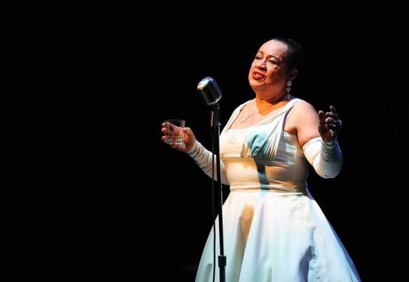 Photos & Video: First Look at LADY DAY AT EMERSON'S BAR AND GRILL at Metropolis  Image