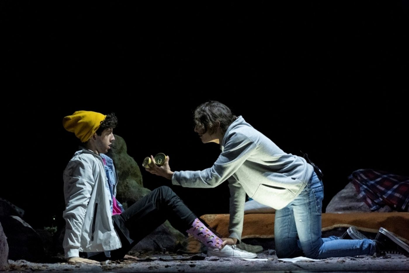 due attori in scena per nascondino al teatro san babila