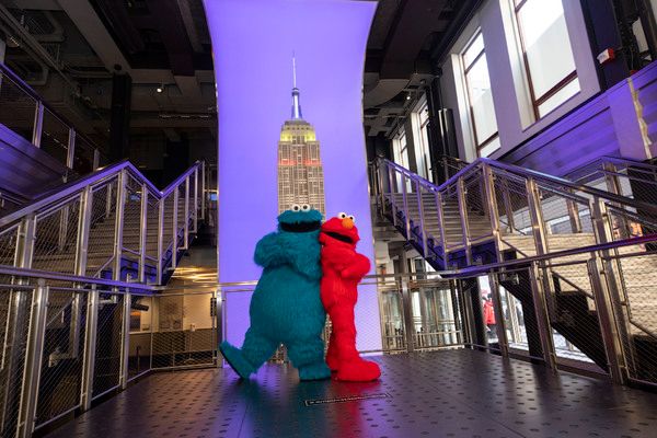 Photos: The Empire State Building Celebrates SESAME STREET LIVE! with Elmo and Cookie Monster — photo 10 of 10
