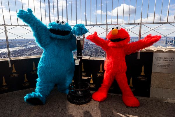 Photos: The Empire State Building Celebrates SESAME STREET LIVE! with Elmo and Cookie Monster — photo 3 of 10