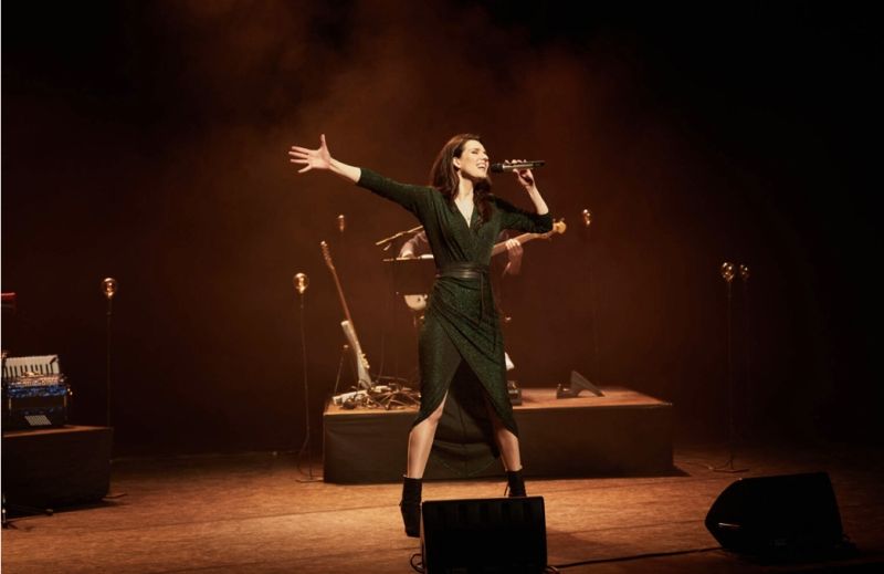 Review: RENEE VAN WEGBERG - HOU ME VAST⭐️⭐️⭐️⭐️ at DeLaMar Theater Review: RENEE VAN WEGBERG - HOU ME VAST⭐️⭐️⭐️⭐️ at DeLaMar Theater Image