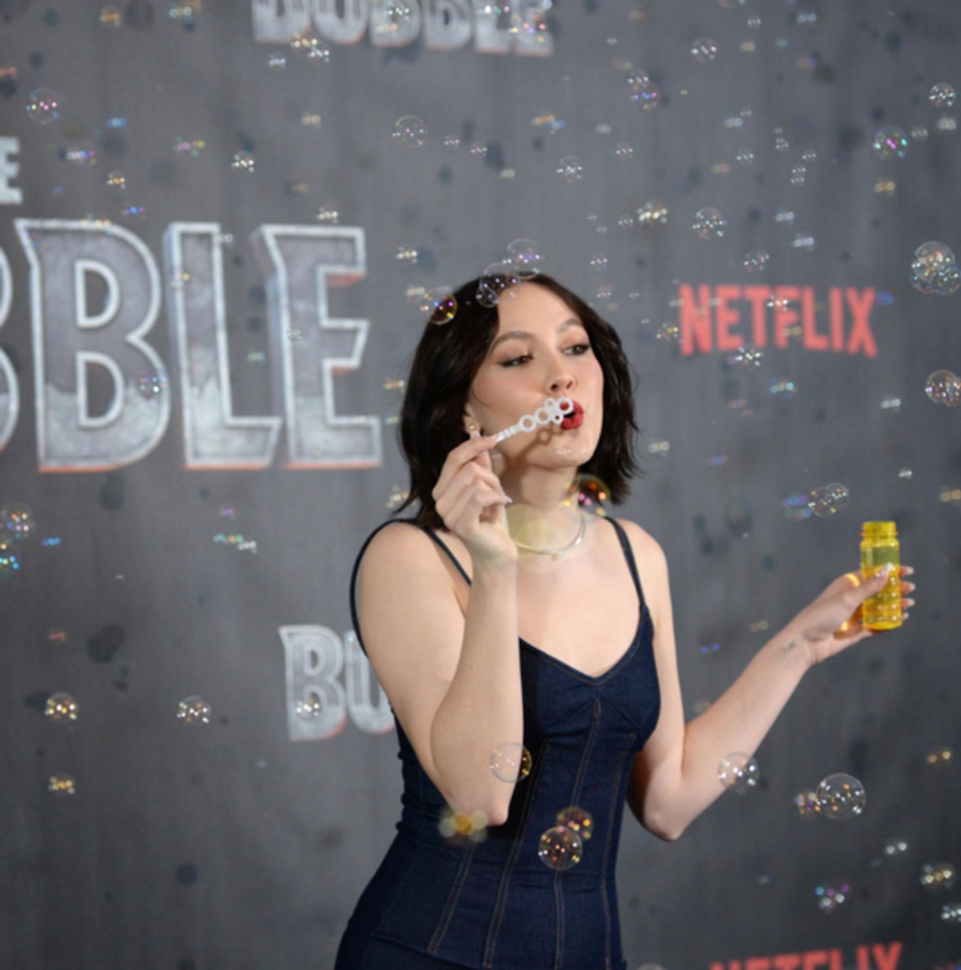 Photos: Inside Look at The Cast of Netflix's THE BUBBLE  Image